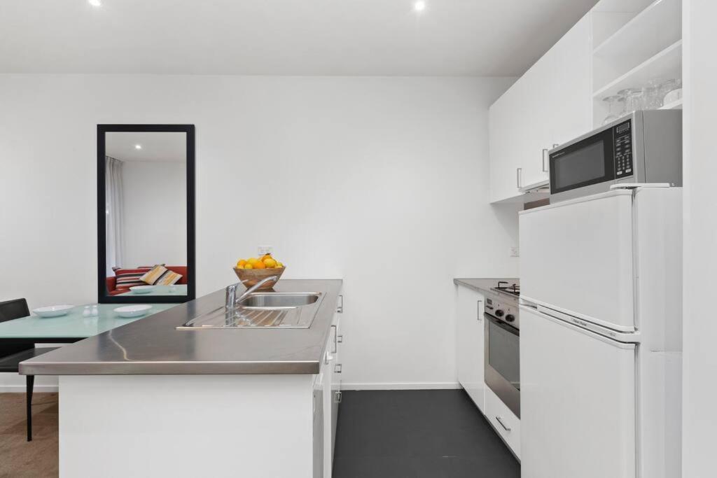 108 Astral Apartments Melbourne Esterno foto