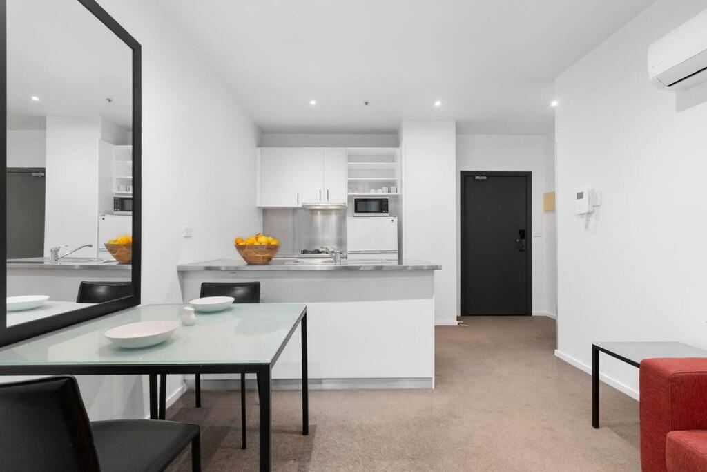 108 Astral Apartments Melbourne Esterno foto